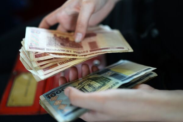 Женщина пересчитывает белорусские деньги. Архивное фото - Sputnik Таджикистан
