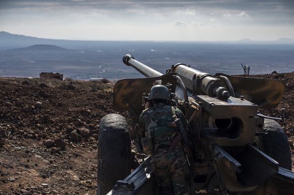 Военнослужащий Сирийской арабской армии (САА) на огневой позиции. Архивное фото - Sputnik Таджикистан