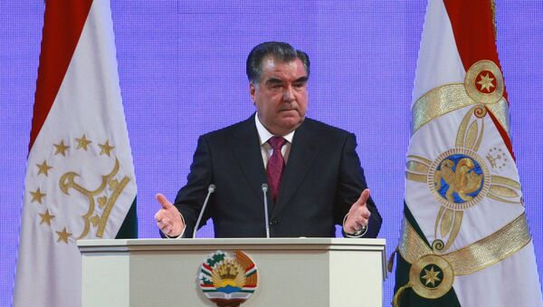 Эмомали Рахмон во время ежегодного послания к депутатам обеих палат парламента 20 января 2016 года - Sputnik Таджикистан