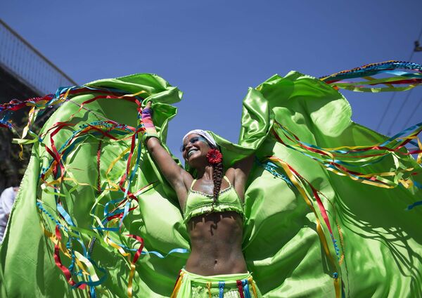 Участница фестиваля Кармелитас на карнавале в Рио-де-Жанейро (Бразилия) - Sputnik Таджикистан