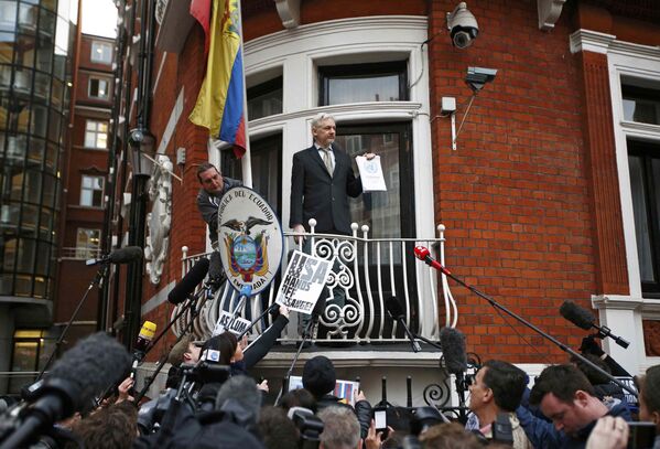 Джулиан Ассанж выступает с балкона посольства Эквадора в Великобритании в центре Лондона - Sputnik Таджикистан