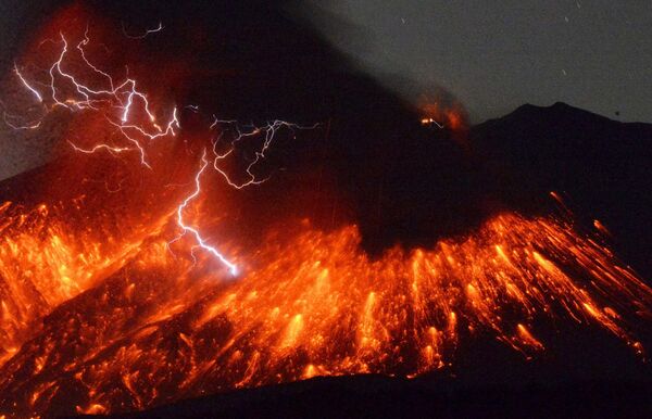 Извержение вулкана Сакурадзима в Японии - Sputnik Таджикистан