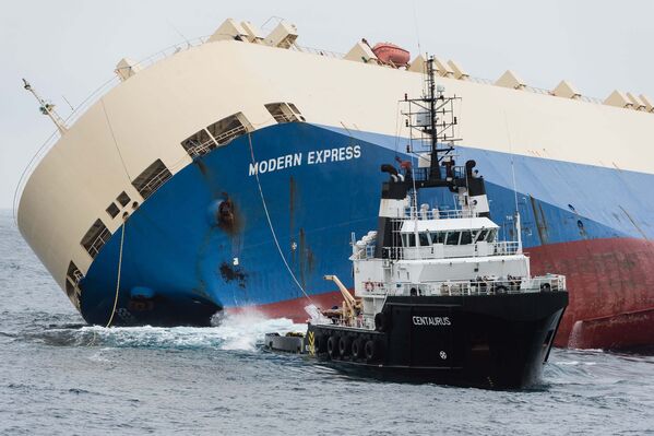 Операция по буксировке поврежденного южнокорейского грузового корабля Modern Express в порт Бильбао в северной части Испании - Sputnik Таджикистан