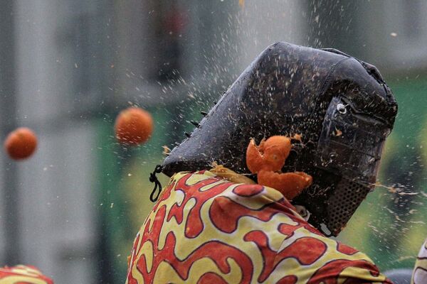Апельсиновые бои во время карнавала в Турине (Италия) - Sputnik Таджикистан