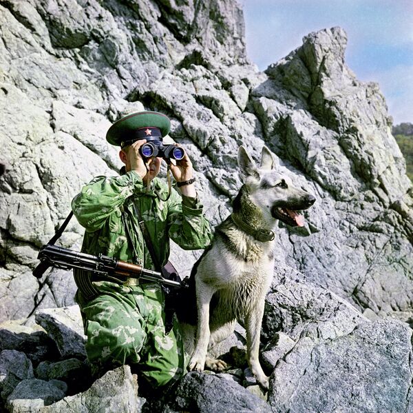 Пограничник с собакой во время службы. Архивное фото - Sputnik Таджикистан