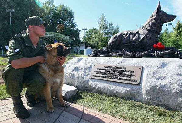 Открытие памятника фронтовой собаке на Поклонной горе в Москве - Sputnik Таджикистан