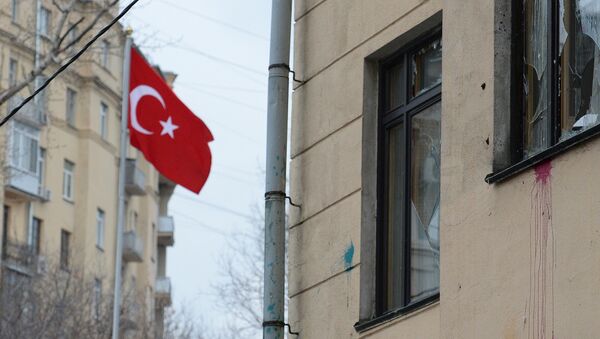 Следы краски на стене и разбитые окна здания посольства Турции в Москве, у которого прошла акция протеста против действий Военно-воздушных сил Турции. Архивное фото - Sputnik Таджикистан