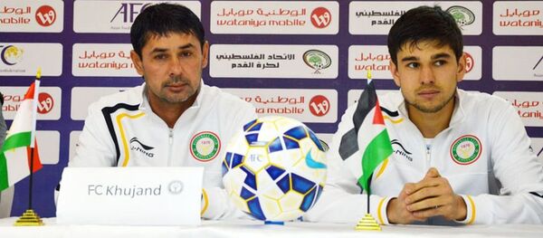 Главный тренер ФК Худжанд Нумонджон Юсупов (слева) и защитник команды Манучехр Ахмедов на пресс-конференции 08.02.2016 Главный тренер ФК Худжанд Нумонджон Юсупов (слева) и защитник команды Манучехр Ахмедов на пресс-конференции 08.02.2016 - Sputnik Тоҷикистон