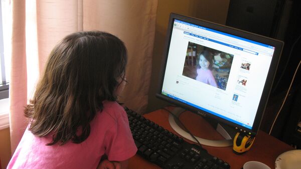 Девочка рассматривает фотографию в социальной сети Facebook. Архивное фото - Sputnik Таджикистан