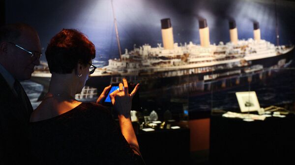 Посетители на выставке Титаник: как это было. Погружение в историю в ТРЦ Афимолл-сити в Москве. Архивное фото - Sputnik Таджикистан