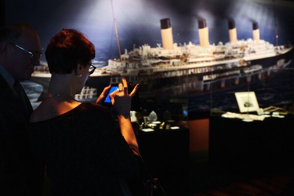 Посетители на выставке Титаник: как это было. Погружение в историю в ТРЦ Афимолл-сити в Москве. Архивное фото - Sputnik Тоҷикистон