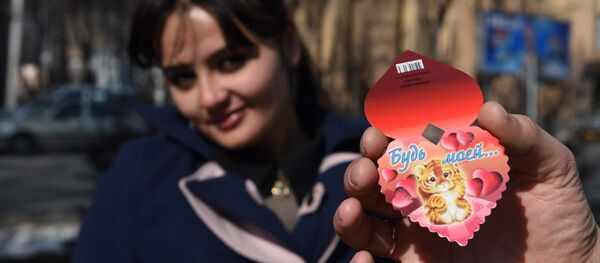 Студент Алиджон дарит валентинку своей девушке Анахите - Sputnik Таджикистан