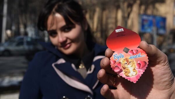 Студент Алиджон дарит валентинку своей девушке Анахите - Sputnik Таджикистан