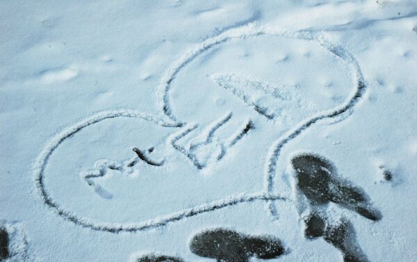 Бюджетный вариант валентинки - сердце, нарисованное на снегу - Sputnik Таджикистан