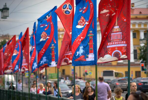 Рекламные флаги на улицах Санкт-Петербурга во время подготовки к предварительной жеребьевке ЧМ-2018 по футболу. Архивное фото - Sputnik Таджикистан