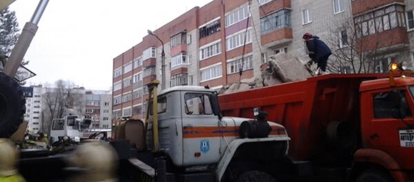 Сотрудники МЧС РФ во время разбора завалов у пострадавшего в результате взрыва бытового газа многоэтажного дома во Фрунзенском районе города Ярославля Сотрудники МЧС РФ во время разбора завалов у пострадавшего в результате взрыва бытового газа многоэтажного дома во Фрунзенском районе города Ярославля - Sputnik Таджикистан
