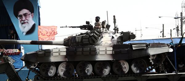 Танк Т-72 на военном параде в Иране. Архивное фото - Sputnik Таджикистан