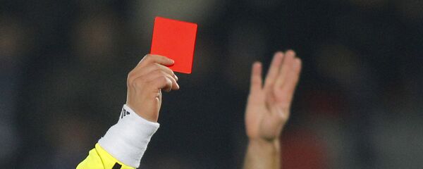 Арбитр показывает красную карточку на футбольном матче. Архивное фото - Sputnik Тоҷикистон