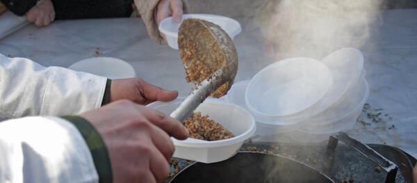 Раздача солдатской каши. Архивное фото Раздача солдатской каши. Архивное фото - Sputnik Таджикистан