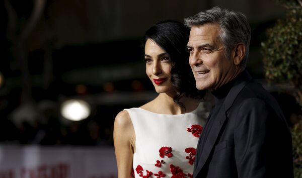Джордж Клуни с супругой Амаль. Архивное фото - Sputnik Таджикистан