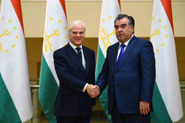 Эмомали Рахмон на встрече с министром по вопросам международного развития Великобритании Десмондом Свейном - Sputnik Таджикистан