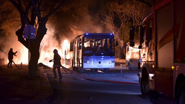 Полиция на месте взрыва у общежития для военных в центре Анкары, Турция. 17 февраля 2016 год - Sputnik Таджикистан