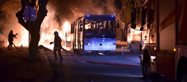 Полиция на месте взрыва у общежития для военных в центре Анкары, Турция. 17 февраля 2016 год - Sputnik Таджикистан