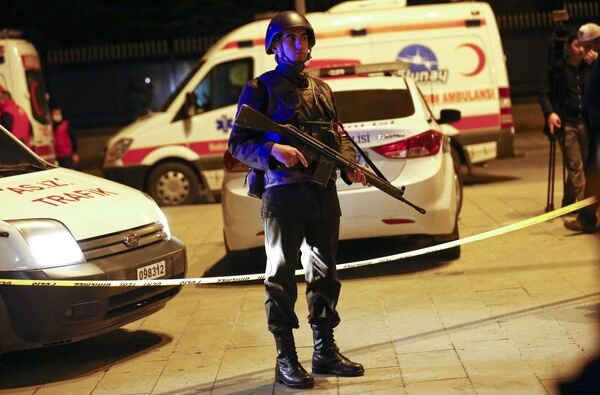 Турецкий военнослужащий на месте теракта в Анкаре - Sputnik Таджикистан