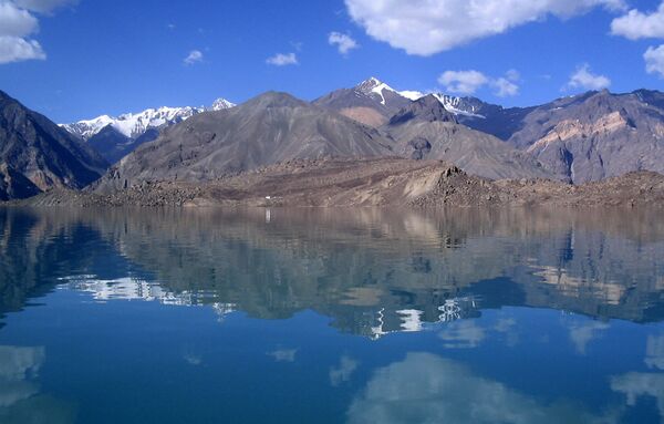 Сарезское озеро в горах Памира, архивное фото - Sputnik Таджикистан