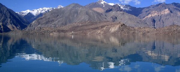 Сарезское озеро в горах Памира. Архивное фото - Sputnik Таджикистан