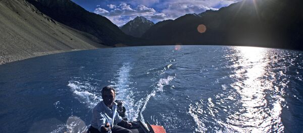 Шиноварӣ дар кӯли Сарез. Акс аз бойгонӣ - Sputnik Тоҷикистон