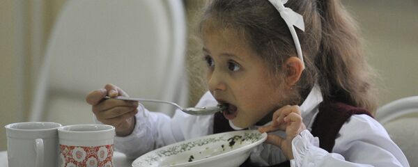 Ребенок обедает в школьной столовой. Архивное фото Ребенок обедает в школьной столовой. Архивное фото - Sputnik Тоҷикистон