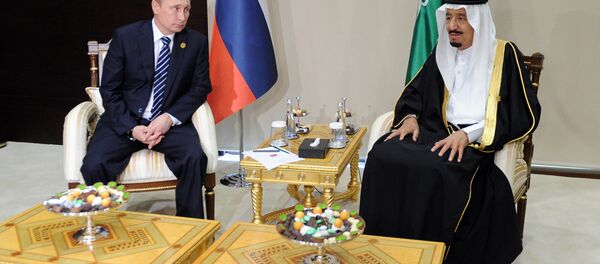 Президент России Владимир Путин (слева) и король Саудовской Аравии Сальман бен Абдельзир Аль Сауд. Архивное фото - Sputnik Тоҷикистон