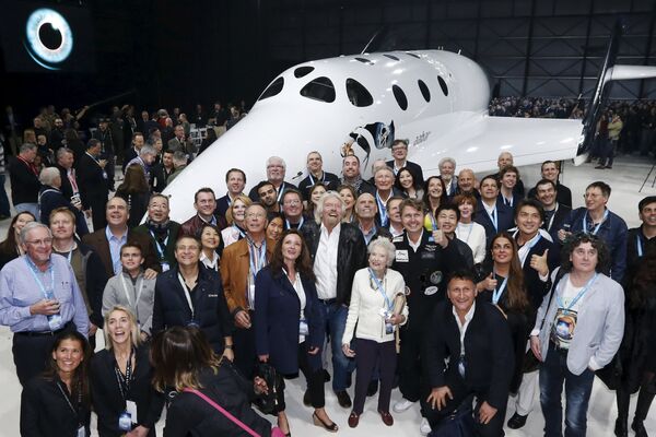 Основатель корпорации Virgin Ричард Брэнсон с командой на презентации космического корабля SpaceShipTwo - Sputnik Таджикистан