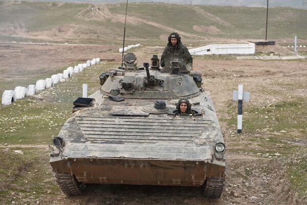 Таджикские военнослужащие осваивают тонкости управления БМП - Sputnik Таджикистан