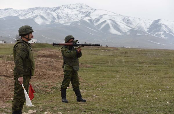 Таджикский военнослужащий готовится произвести выстрел из гранатомета. Архивное фото - Sputnik Таджикистан