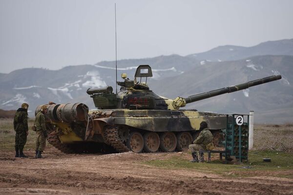 Танк на исходной позиции, архивное фото - Sputnik Таджикистан