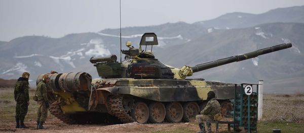 Танк на исходной позиции, архивное фото - Sputnik Таджикистан