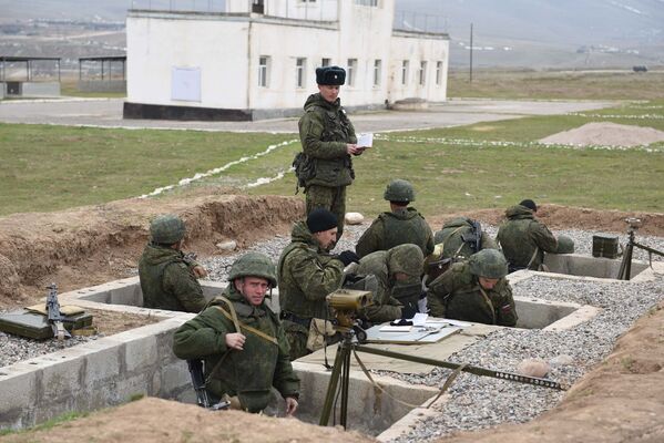 Подготовка военных Таджикистана на полигоне Ляур 201-й РВБ - Sputnik Таджикистан