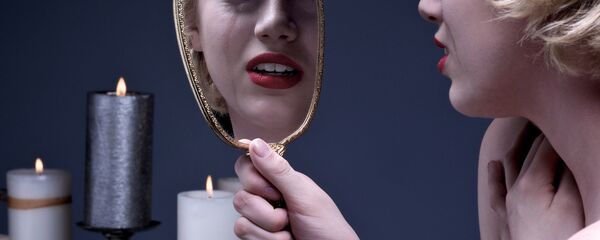 Женщина и зеркало. Архивное фото - Sputnik Тоҷикистон