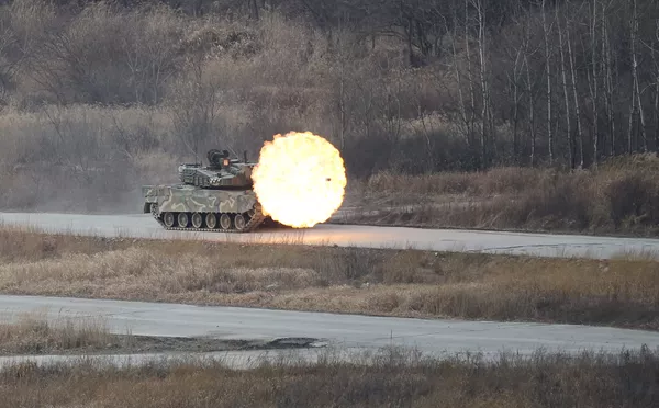Танки тамғаи Т-2 (Кореяи Ҷанубӣ) ҳангоми тамрину тирпарронӣ дар майдони низомии Янгпёнг - Sputnik Тоҷикистон