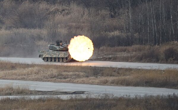 Южнокорейский танк К-2 ведет огонь во время учений на полигоне Янгпёнг - Sputnik Таджикистан