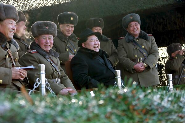 На фото, распространенным новостным агентством Северной Кореи, северокорейский лидер Ким Чен Ын наблюдает за учениями Народной армии КНДР - Sputnik Таджикистан