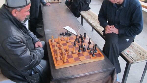 Любители шахмат в самодеятельном клубе в Душанбе - Sputnik Таджикистан