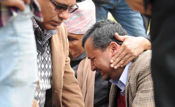 Родственники пропавшего в Непале самолета в аэропорту города Похкара - Sputnik Таджикистан
