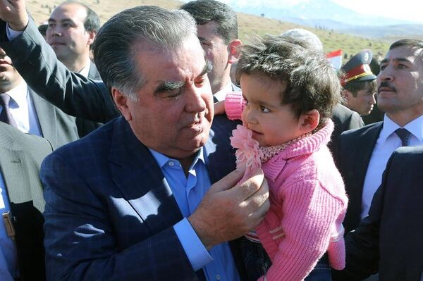 Президент Таджикистана Эмомали Рахмон сегодня посетил джамоат Алмоси Гиссарского района - Sputnik Таджикистан