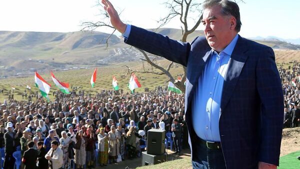 Президент Таджикистана Эмомали Рахмон сегодня посетил джамоат Алмоси Гиссарского района - Sputnik Тоҷикистон