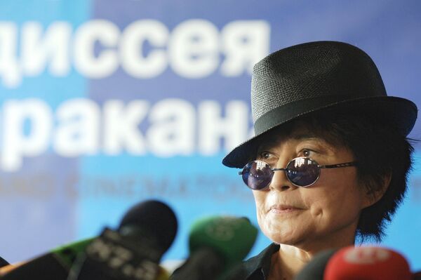 Художница и певица Йоко Оно. Архивное фото - Sputnik Таджикистан