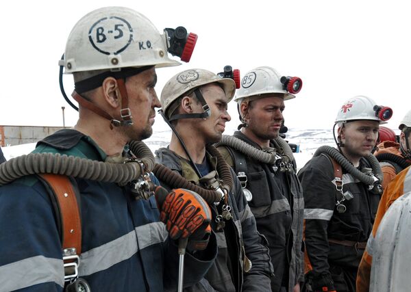 Горноспасатели у шахты Северная в Воркуте. Архивное фото - Sputnik Таджикистан