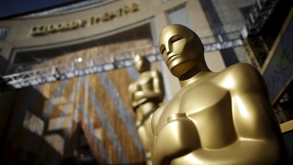 Статуэтка Оскара перед входом в театр Долби в Лос-Анджелесе, где пройдет церемония вручения кинопремии - Sputnik Таджикистан